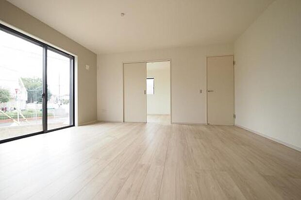 リビング｜広々18.1帖あり家具の配置も自由です