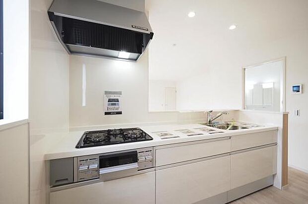 キッチン｜小窓付きで明るく換気も可能で衛生的です