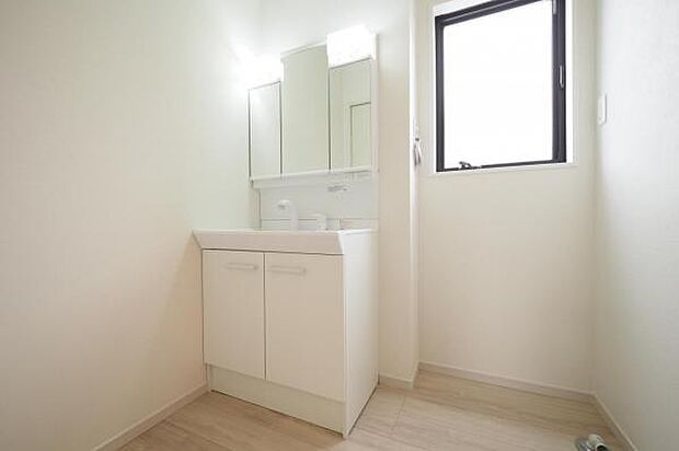 洗面化粧台｜自然光で清潔感のある洗面化粧台収納つきですっきり片付けられます