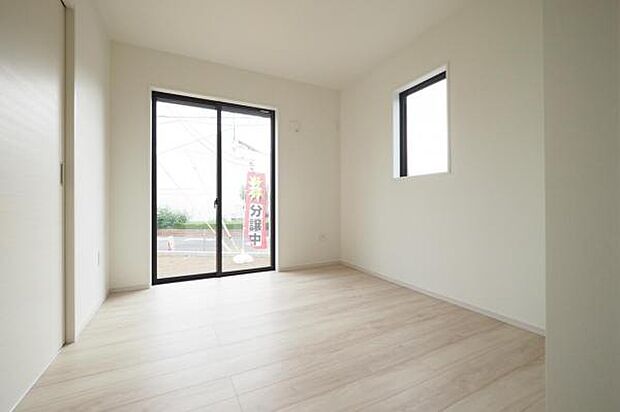 ベッドルームC｜2面採光で日当たり良好♪玄関から直接入ることもできるので客間としても使えます