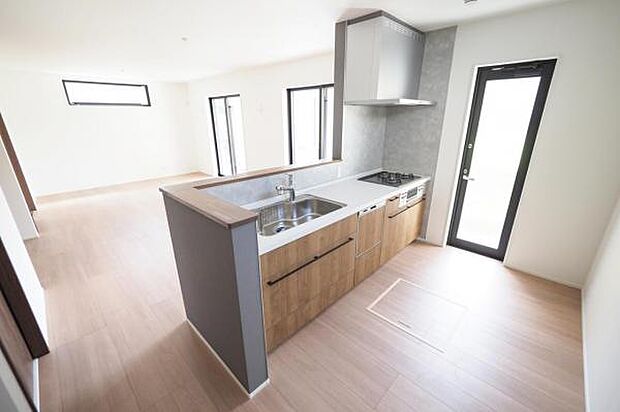 【　キッチン　】 リビングを見渡す開放的なオープンキッチン。利便性が良い勝手口付き