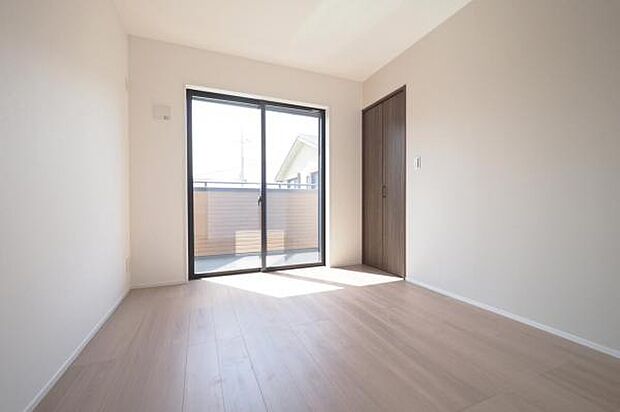 【　居室　／　5.2帖　】 バルコニーを備えた、WIC付きのお部屋