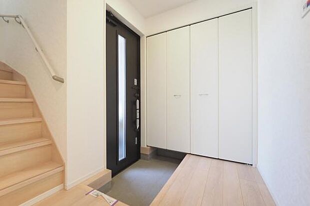 【　玄関　】 壁一面に収納を造作した、開放感あふれる玄関ホール