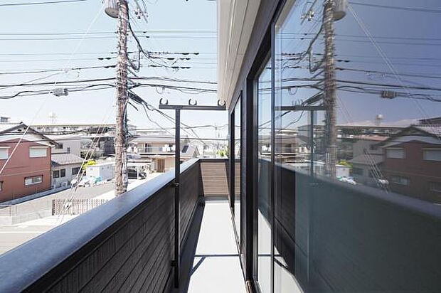 【　バルコニー　】 2部屋から出入りできる、南西向きロングバルコニー