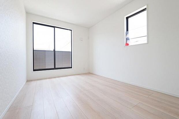 【　居室　／　6.5帖　】 バルコニーを備えた、ゆとりのあるお部屋（WIC付き）