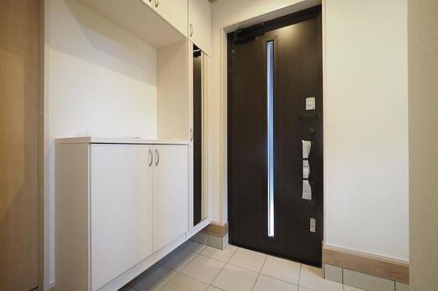 【　玄関　】 大型シューズボックスと土間収納を備えた玄関ホールです