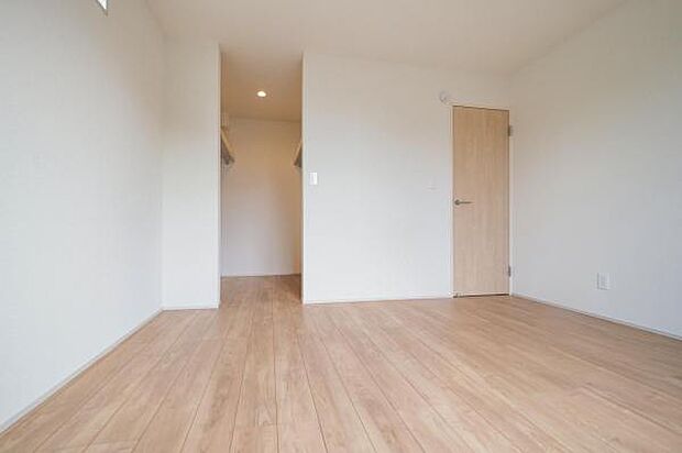 【　居室　／　8帖　】 大型WICを搭載した、広々とした主寝室