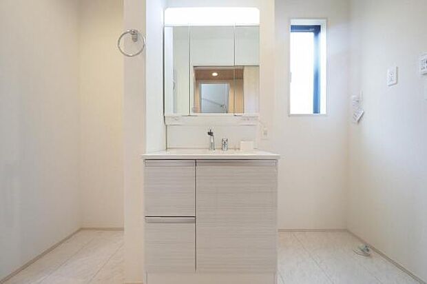 【　洗面室　】 キッチンと廊下の二方向からアクセスできる、広々とした洗面室＆ランドリースペースです