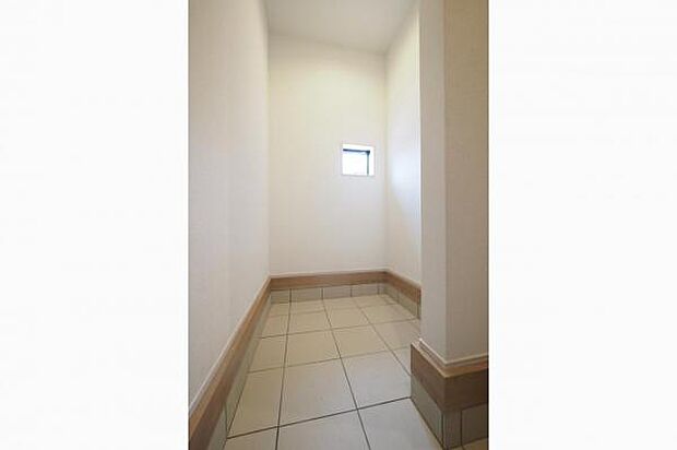 【　SCL（土間収納）　】 豊富な収納量を持った、奥行のあるシューズインクロークです