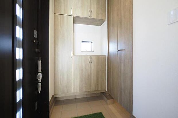 【　玄関　】 生活感を隠せる戸付きシューズインクロークを造作