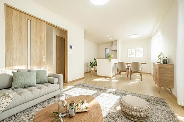 【　LDK　／　16帖　】 南面に大きな窓を設けた、開放感のあるリビング　※家具や小物はCGによるイメージです