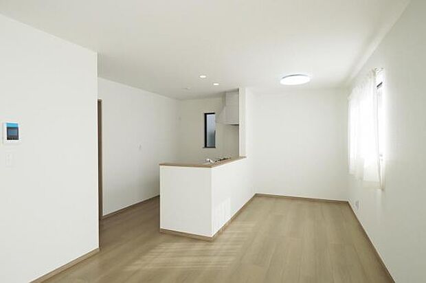 【　キッチン　】 リビングダイニングと繋がる、開放的なオープンキッチン