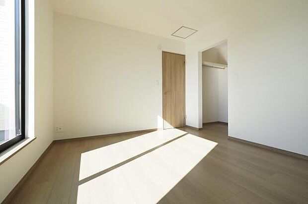 【　居室　／　7帖　】 主寝室にふさわしい広いお部屋。WICも備わります