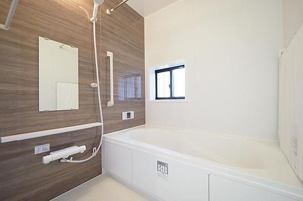 【　浴室　】 落ち着いた風合いのアクセントパネルが、やすらぎをもたらす1坪バスルーム