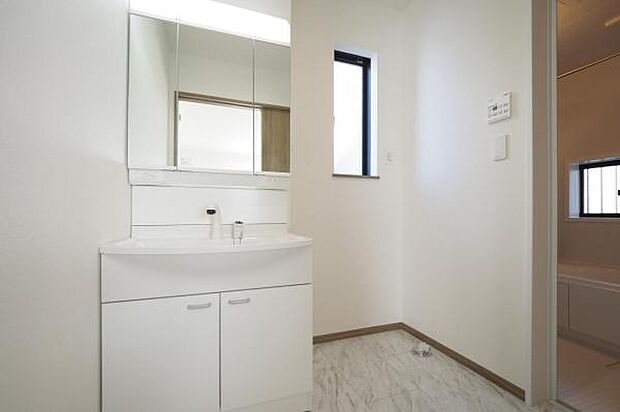 【　洗面室　】 収納力のある三面鏡シャンプードレッサー付き