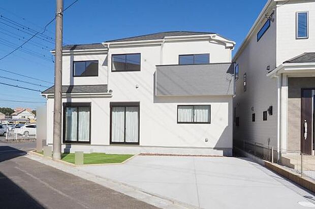 【　駐車スペース　】 カースペース並列2台+1台（車種制限あり）／人工芝の庭付き物件です 