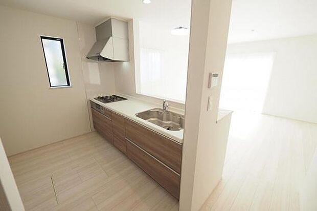 【　キッチン　】 リビングを見渡すオープンスタイル。家事をしながら、子ども様子も伺えます