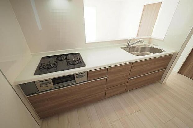 【　キッチン　】 耐久力のある人造大理石ワークトップを採用した、使いやすいシステムキッチン