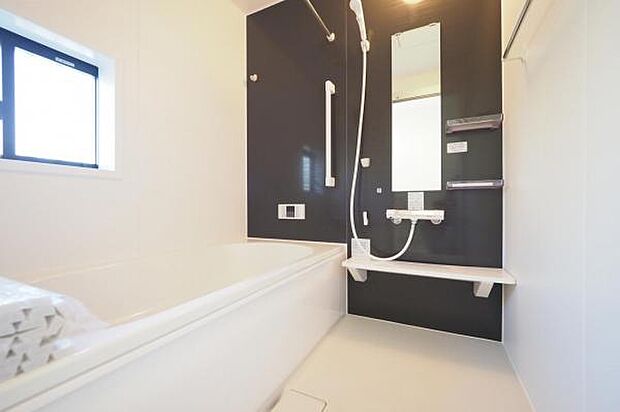【　浴室　】 空間を引き締めるアクセントパネルを配した、清廉なバスルーム