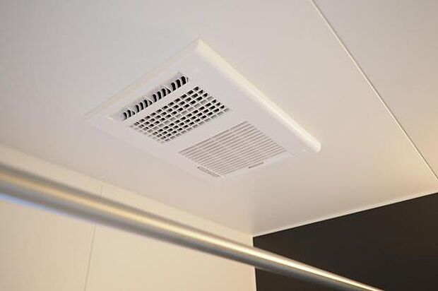 【　浴室換気乾燥暖房機　】 夜間や雨天時などにも洗濯物が乾かせる便利な浴室空調付き