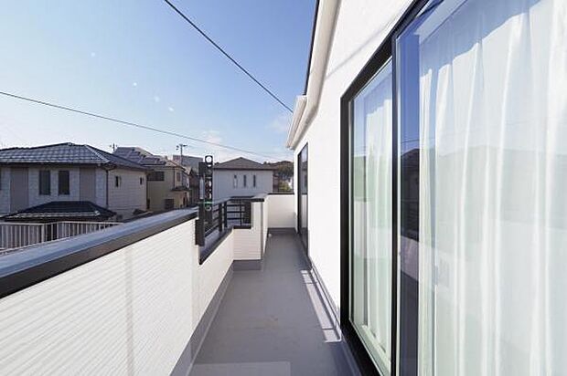 【　バルコニー　】 南に面した陽当たり良好なバルコニー付き