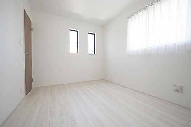 【　居室　／　6帖　】 二面採光+収納付き