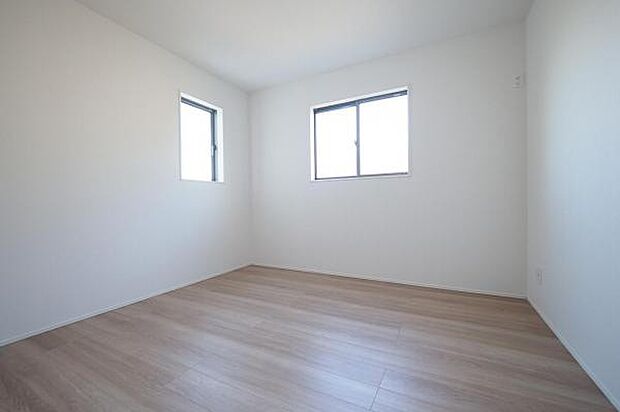 【　居室　／　6.12帖　】 通風良好ながらも、外からの視線が気にならない小窓設計