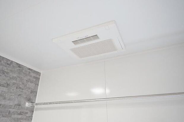 【　浴室換気乾燥暖房機　】 夜間や雨天でも洗濯物が乾かせる便利な浴室空調付