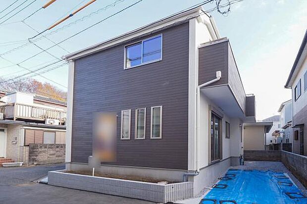 【　カースペース　】 独立した駐車スペースを2台分確保。ご夫婦で車が持てる、嬉しい設計です