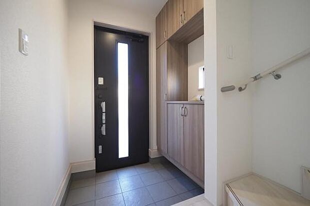 【　玄関　】 収納力のあるシューズボックスを備えた玄関ホール 