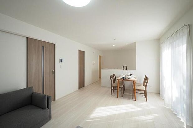 【　LDK　／　17.5帖　】 開放的な空間が広がる、ゆとりのあるリビングスペース