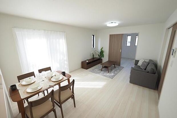 【　LDK　／　17.5帖　】 南西からの柔らかな陽光に包まれる、ナチュラルデザインの生活空間です