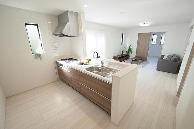 【　キッチン　】 リビングと繋がる開放的な対面式オープンキッチン。広いパントリーもあり、収納充実のキッチンスペースです