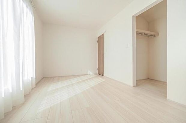 【　居室　／　7.5帖　】 主寝室にふさわしい広い居室。大容量のWIC付き