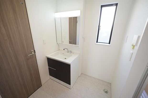 【　洗面室　】 三面鏡シャンプードレッサー付き