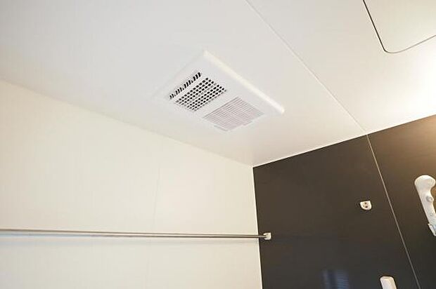 【　浴室換気乾燥暖房機　】 夜間や雨天時などにも洗濯物が乾かせる便利な浴室空調