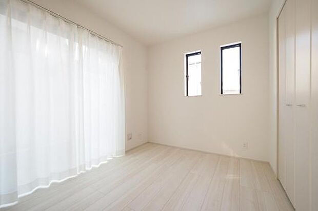 【　居室　／　4.5帖　】 リビング続き間として、キッズスペースや客間など、様々な活用ができるお部屋