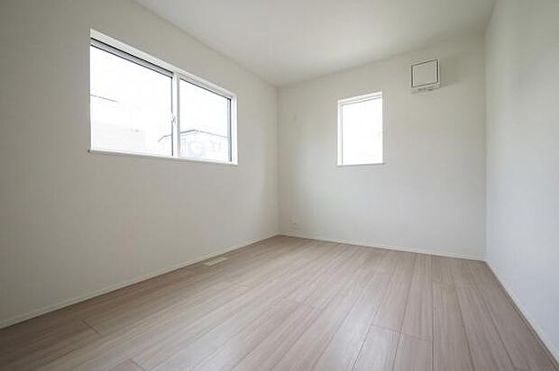 【　居室　／　6帖　】 二面採光により風通しの良いお部屋です