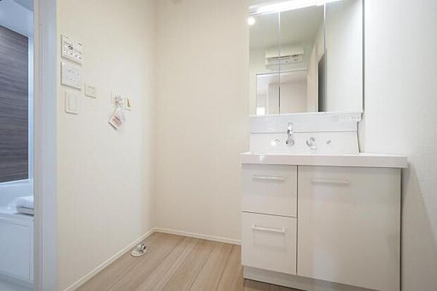 【　洗面室　】 三面鏡シャンプードレッサー付き