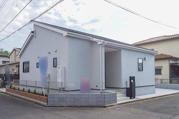 【　外観　】 二方向角地に面した開放感のある好立地住宅