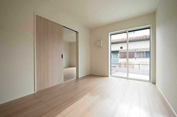 【　居室　／　6.5帖　】 リビング続き間にもなる広いお部屋。窓シャッター付き