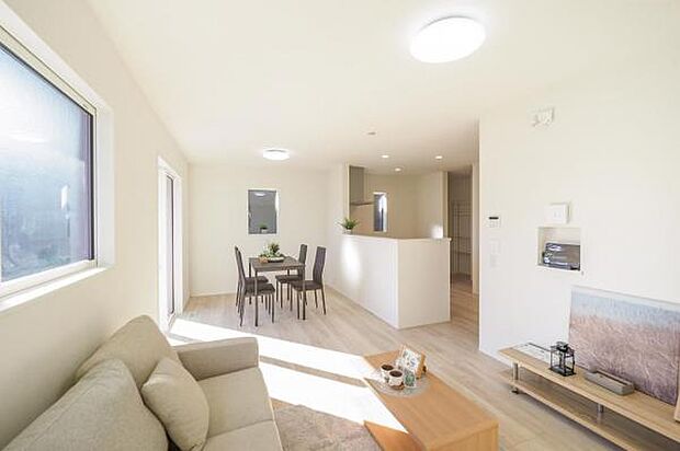 【 LDK / 16.25帖 】 温かな南東採光により、陽だまりのリビングを実現