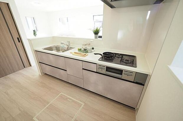 【　キッチン　】 機能美あふれる人造大理石ワークトップを採用し、使いやすく洗練されたシステムキッチンを実現