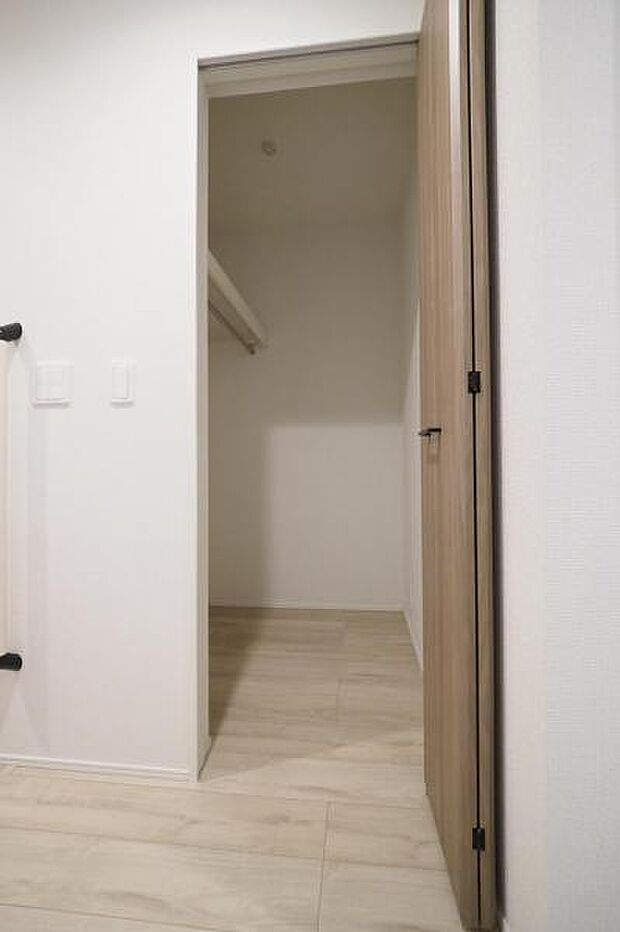 【 WIC 】 玄関ホールには、家族みんなの衣類を収納できるウォークインクローゼットもございます