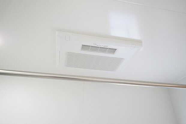 【 浴室換気乾燥暖房機 】 夜間や雨天でも洗濯物が乾かせる便利な浴室空調付き