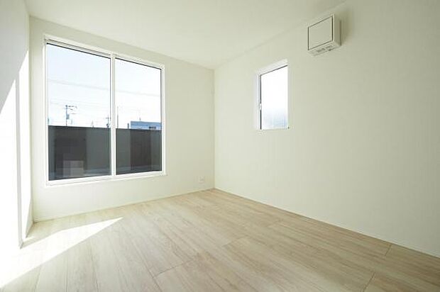 【　居室　／　6帖　】 主寝室同様バルコニー開口部を備えた洋室