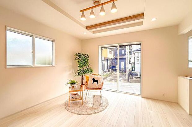 【 LDK / 1号棟 】 三面採光で風通しの良い、開放的なリビングスペース