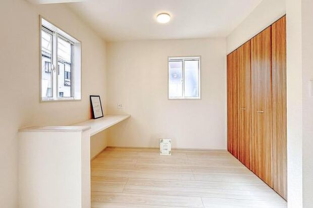 【 LDK / 1号棟 】 ワークカウンターと収納を造作したスタディコーナー付きのリビングです