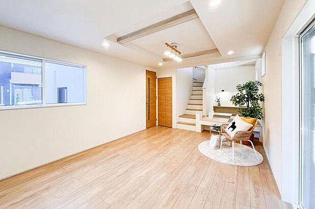 【 LDK / 2号棟 】 三面採光で風通しの良い、開放的なリビングスペース