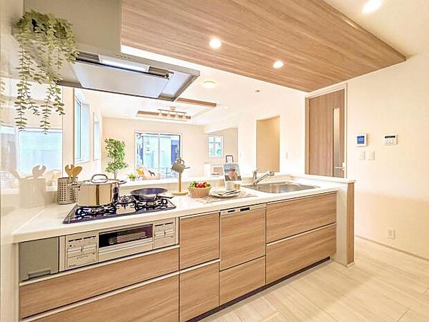 【 LDK / 1号棟 】 開放感のあるフルオープンキッチンを備えた大型LDK